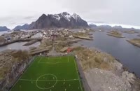 یک استادیوم فوتبال در دل دریا
